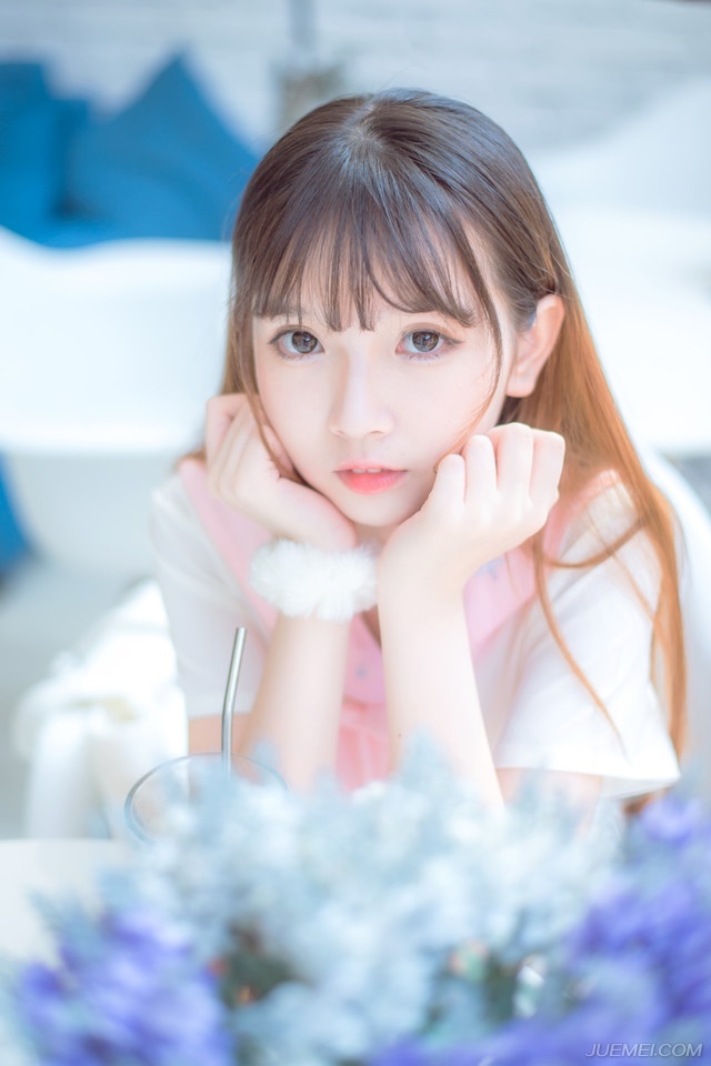 如果可以，请告诉，我还在怀恋你的时候，你是否把你曾经的温暖留在了我的心中;如果是那样，我会用这仅有的一丝温暖，来感受过往的情意绵绵。不会忘记你，所以还是会想你!当我孤独的时候，还可以想着你，那该有多甜蜜!